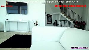 Macocha Jessa Rhodes przyłapuje syna na waleniu i karze seksem