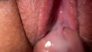 可爱少女继妹第一次被操，惊人奶油逼特写射精