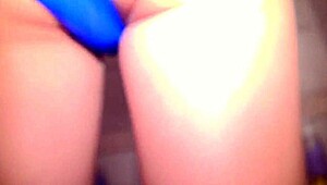 Mogna damer tränar och skålar vid poolkanten