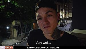 Kiterítem a tetovált seggemet pénzért ebben a szexi üzletben