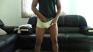 Watch Lek Safado, the muscular Brazilian bodybuilder, solo in his gay show – what do you think?