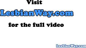 Nuoret lesbot leikkaavat ja nuolevat märkää pillua