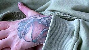 Tetovált kopasz lány rángatja a puncimat Nintendo Switch játék közben kávéval.