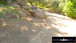 Sıcak sarışın komşu dışarıda bana sakso çekiyor