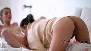 Nevlastné mamy Penny Barber a Macy Meadows zdieľajú sviatočnú lesbickú zábavu