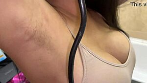 Beszélgetés erről a MILF-ről, aki öltözködik a fürdőszobában nagy mellekkel.