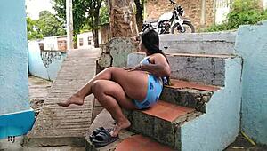 Îmi dau seama cum mă privește vecina și o seduc să o fut partea 2