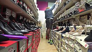 Tučné nylonové nohy dráždia v verejnom obchode s topánkami s fetišom veľkého zadku