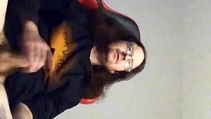 Saya kocok batang sambil main game, rasa bi dan gay teruja