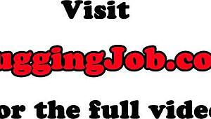 रियल टीन 18+ आउटडोर्स में क्लोज-अप में हार्ड डिक स्ट्रोक करती है