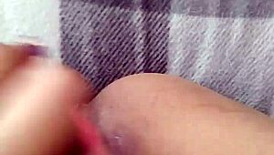 شوفي هالمراهقة 18+ تفتتح لعبتها الجديدة للاستمناء 😏