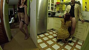 Я ловлю своего близнеца трахающего незнакомку из Тиндера, подглядывая тайком