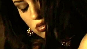 برونيت آسيوية حارة ترقص عريانة