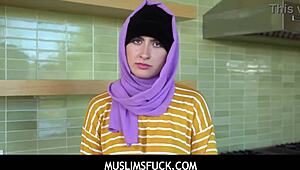 مسلمون يمارسون الجنس - غوص في خيالات مراهقة عربية مبللة 18+ مع أنجلين ريد الليلة