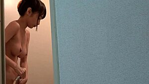 와, 슬림 일본녀 18+ 샤워 도촬 카메라 찍혔어! 😱