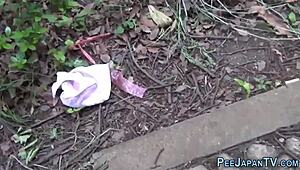 Japonská děvka čůrá venku na veřejnosti fetiš scéna