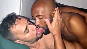 Černý řidič vrtá syna šéfa twinka v hardcore akci