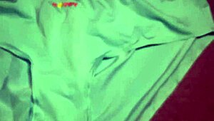 Masturbasi pancut dalam seluar dalam biru kegemaran kawan rapat