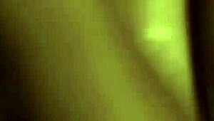 برونيت آسيوية حارة ترقص عريانة