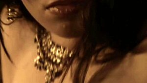 برونيت آسيوية حارة ترقص عريانة