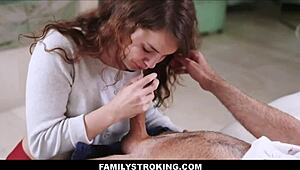 Küçük genç 18+ Ellie Eilish arabası için üvey babadan yasak sedüsyonla yalvarıyor!