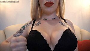 Зачаровывающая блондинка богиня дает инструкции дрочки! Как ты подчинишься?