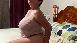 גברת מבוגרת נתפסת ברגע סולו של תשוקה מוסתרת