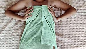 Egyedül játszás lógó cicikkel és striákkal 4k-ban. Nem hiszem el, milyen forró ez!