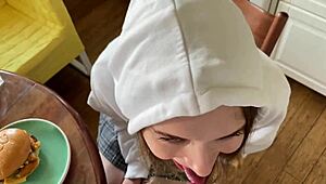 Californiababe dostáva krémovú prekvapenku do svojho burgera