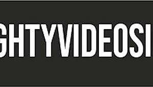 Paola Gurgel slickar och sprutar utomhus på webcam efter inspelning med voyörer