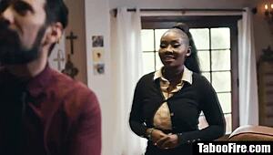 Heiße Ebony-Agentin fickt Kunden, um den Deal zu besiegeln