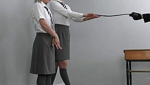 ¡Ey, castigada duro con vara y tawse en el garaje! 😈