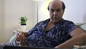 Lylyta Yung, questa teen arrapata 18+, brama il cazzo del vecchio papà. Lo cavalca duro ogni notte.