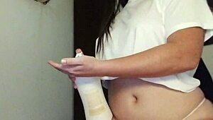 Lucyplay smører sæd ud over kroppen og tatoveringerne mens hun chatter med dig