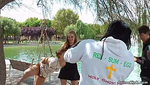 欧洲黑发妹在公共商店被猛操，哇！😳 人群居然看了！