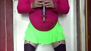 Biseksuel crossdresser indrømmer længsel efter at sluge din sæd i garagen