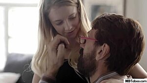 لا أصدق أن ريلي ستار تفعل هذا مع حماها في لعبة أدوار مجنونة. إنه فتيش عجوز وشاب 18+ نقي.