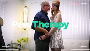 Adolescenta sexy se simte bine cu atingerea specială a terapeutului