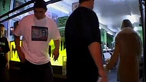 Rubia caliente lame coños y chupa pollas intensamente en orgía al aire libre