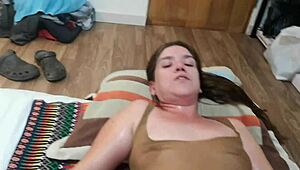 Hej, podívej se na tu holku, jak svádí svého nevlastního bratra pro divoký sex!