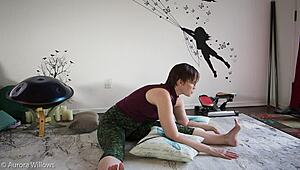 The russian milf in yoga pants gives a lesson on nude poses and cameltoe teasing