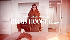 Azgın üvey kızlar mastürbasyon yaparken üvey babalar yardım ediyor