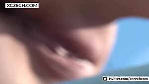 České holky ukazují oholenou píču ve veřejné voyeurské scéně venku.