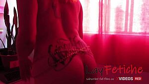 exibicionista de 18+ se curvando de quatro no vídeo caseiro