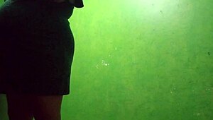 Mi madrastra se graba en vestido y sin calzones y me manda el video!