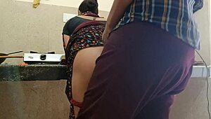 Индийска деси селска бхабхи ебе в кухня с ясен хинди аудио