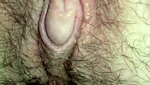 Enfin hairy thighs on display!