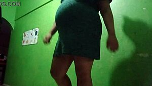 Mi madrastra se graba en vestido y sin calzones y me manda el video!