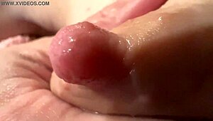 फीमेल ब्रेस्ट मिल्क क्लोज-अप व्यू में ड्रिपिंग