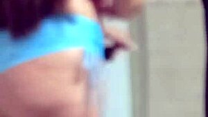 Elektricien met grote pik neukt geile klant die plaagt in korte shortjes